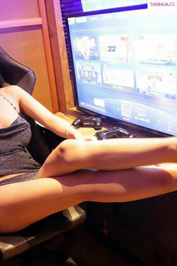   [XiuRen]高清写真图 2025.09.22 No.10794 梨霜儿 电竞少女第42张图片